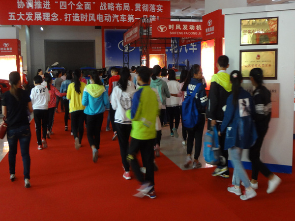 县实验小学部分小学生来asiagame科技展厅开展科普日运动